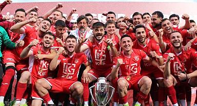 SEBAT GENÇLİKSPOR ŞAMPİYONLUK KUPASINI KALDIRDI