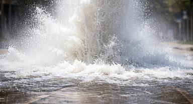 TRABZON’DA ANA SU HATTI PATLADI, SAHİL YOLUNDA AKSAMALAR YAŞANDI