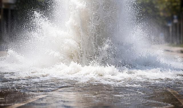 TRABZON’DA ANA SU HATTI PATLADI, SAHİL YOLUNDA AKSAMALAR YAŞANDI