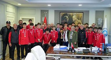 TÜRKİYE ŞAMPİYONU GENÇLER, BAŞKAN KAYA’YI ZİYARET ETTİ