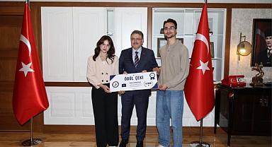BAŞKAN GENÇ, BAŞARILI HUKUK ÖĞRENCİLERİNİ ÖDÜLLENDİRDİ