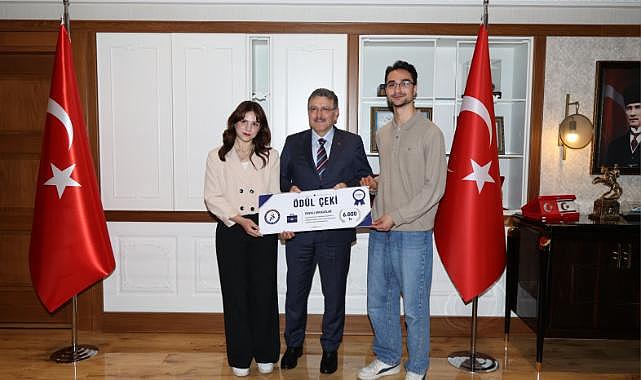 BAŞKAN GENÇ, BAŞARILI HUKUK ÖĞRENCİLERİNİ ÖDÜLLENDİRDİ