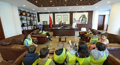 MİNİK ÖĞRENCİLERDEN BAŞKAN EKİM’E ANLAMLI ZİYARET