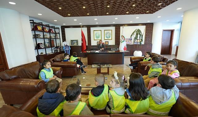 MİNİK ÖĞRENCİLERDEN BAŞKAN EKİM’E ANLAMLI ZİYARET