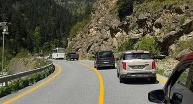 UZUNGÖL YOLUNDA TAŞ DÜŞMESİ TEHLİKESİ: