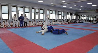 AKÇAABAT’TA JUDO KUŞAK SINAVI HEYECANI MİNİK SPORCULAR GÖZ DOLDURDU