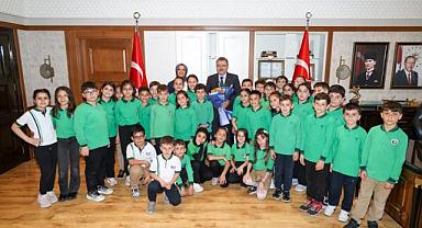BAŞKAN GENÇ MİNİK MİSAFİRLERİNİ AĞIRLADI