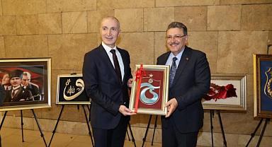 BAŞKAN GENÇ'TEN HÜKÜMLÜLERİN SANAT SERGİSİNE DESTEK