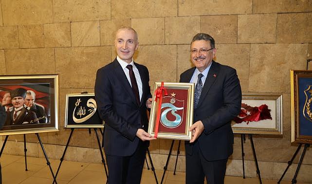 BAŞKAN GENÇ'TEN HÜKÜMLÜLERİN SANAT SERGİSİNE DESTEK