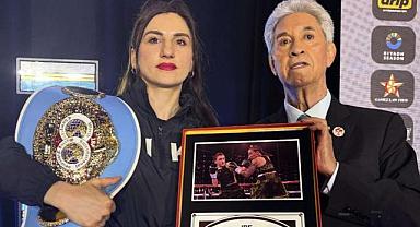 BAYBURTLU ELİF NUR TURHAN ABD’DE TARİH YAZDI! DÜNYA ŞAMPİYONLUĞU KEMERİNİ KORUDU