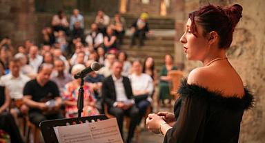 KIZLAR MANASTIRI’NDA OPERA YANKILARI