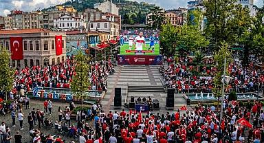 TRABZON'DA MİLLİ MAÇ HEYECANI DEV EKRANDA YAŞANACAK