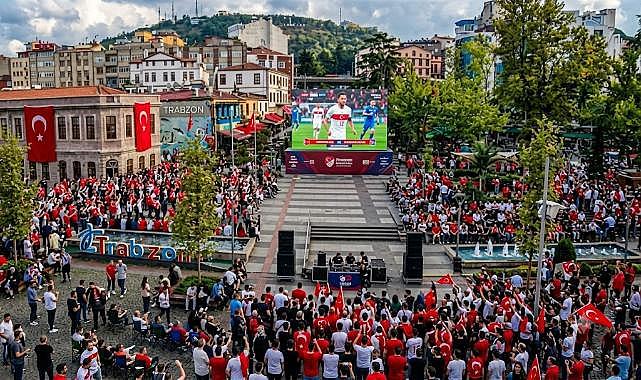 TRABZON'DA MİLLİ MAÇ HEYECANI DEV EKRANDA YAŞANACAK