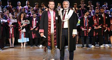 ÜST KLASMAN HAKEMİ YASİN KOL, EŞİYLE BİRLİKTE MEZUNİYET SEVİNCİ YAŞADI