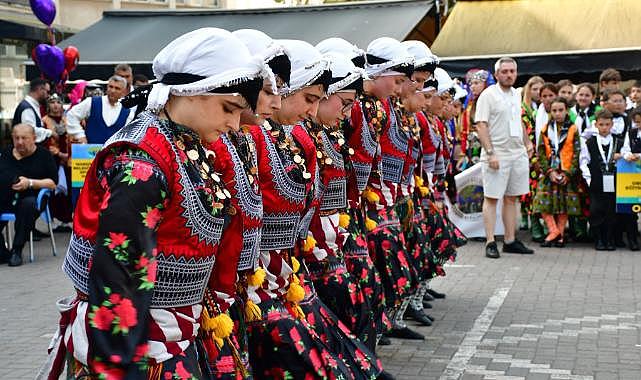 AKÇAABAT BELEDİYESİ HALK OYUNLARI EKİPLERİ TERME YAZ FESTİVALİ’NDE SAHNE ALDI