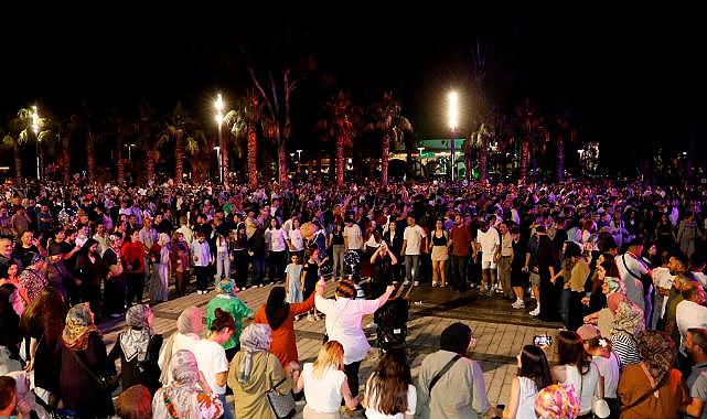 AKÇAABAT FESTİVALİ'NDE HANDE ÜNSAL SAHNE ALDI