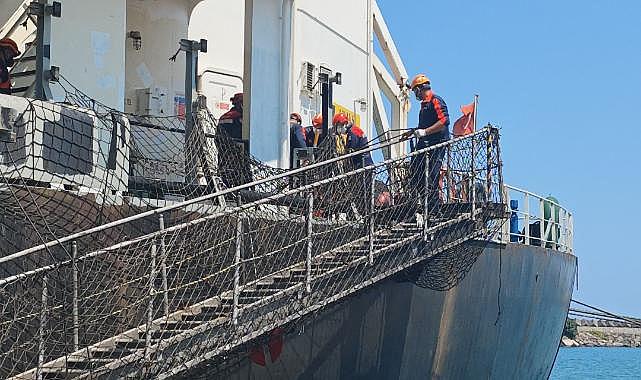 İHA SALDIRISI KURBANI  DENİZCİNİN CENAZESİ TRABZON'DA İTFAİYECİLER TARAFINDAN GEMİDEN ÇIKARILDI