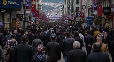 SİYASETTE GERİLİM ARTIYOR, VATANDAŞ İLGİSİNİ KAYBEDİYOR