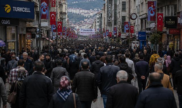 SİYASETTE GERİLİM ARTIYOR, VATANDAŞ İLGİSİNİ KAYBEDİYOR